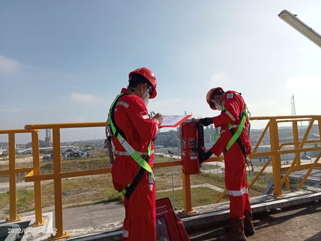 Inspeksi apar oleh tim fire rescue